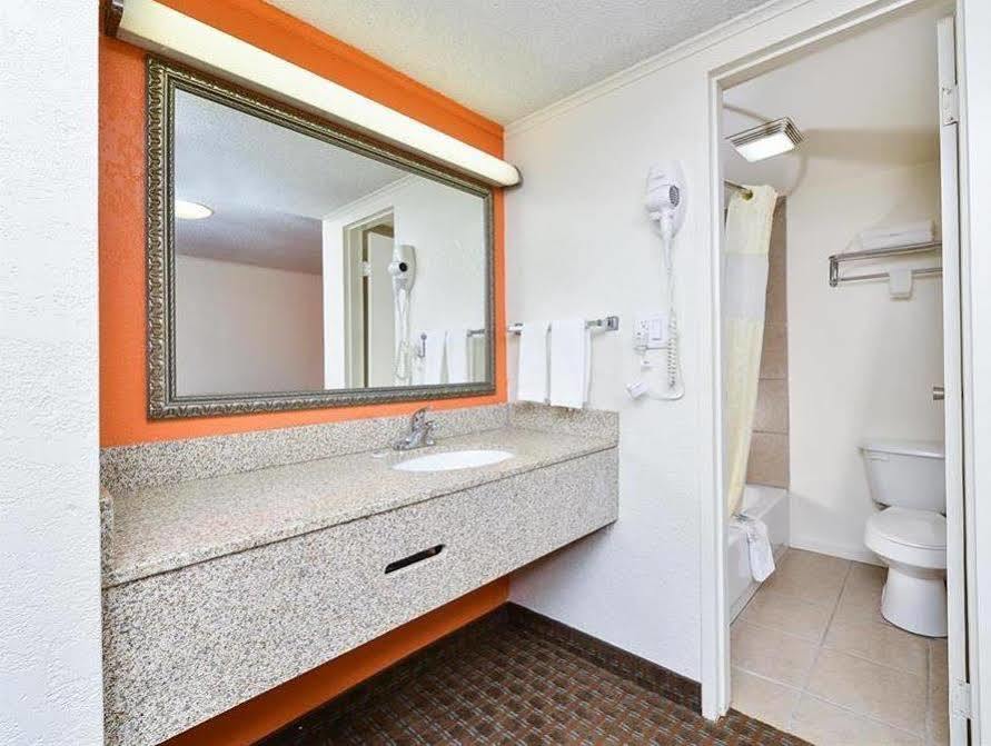 Americas Best Value Inn Ponca City Exterior photo